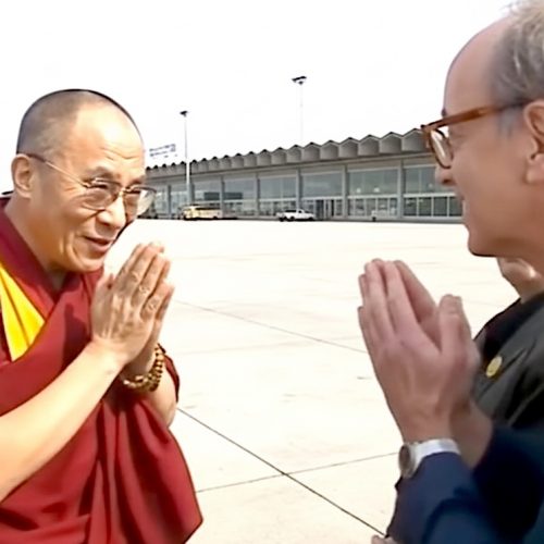 In questa foto S.S. il Dalai Lama viene accolto all’aeroporto di Bologna il 29 maggio 1990 dal prof. Giorgio Renato Franci (1933-2012). Il giorno seguente il Dalai Lama riceverà la Laurea Honoris Causa nell’ambito delle celebrazioni del Nono Centenario dell’Alma Mater Università di Bologna. In this photo His Holiness the Dalai Lama is welcomed at Bologna airport by Prof. Giorgio Renato Franci (1933-2012) on May 29, 1990. The following day, the His Holiness will receive "Laurea Honoris Causa" as part of the celebrations for the Ninth Centenary of the University of Bologna.